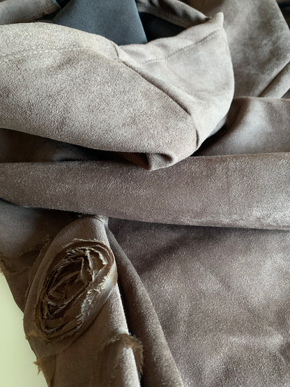 Conjunto Calça e Casaco Pele de Pêssego - Disponível em Preto e Castanho